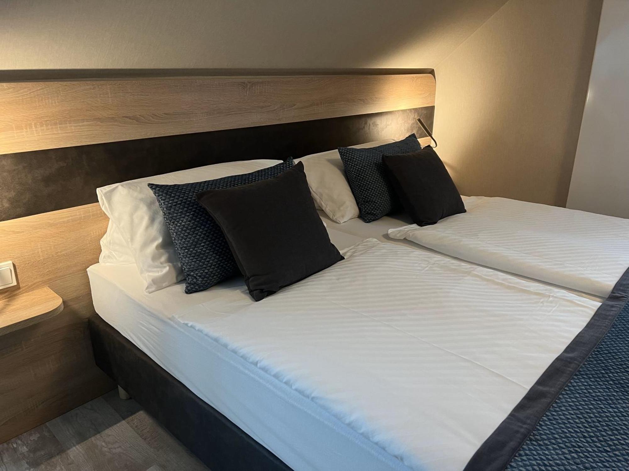 Aal-Kate Hotel Wuppertal Bagian luar foto